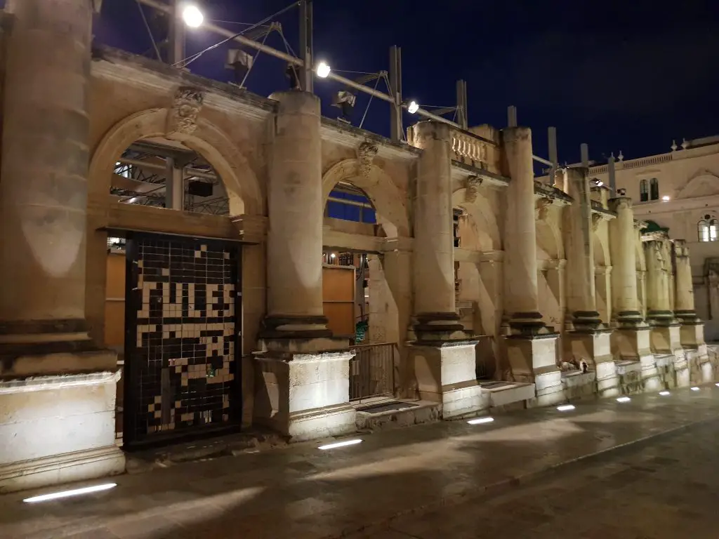 Best things to do in Malta and Gozo - Visit Valletta at night - Malta Valletta’s little streets