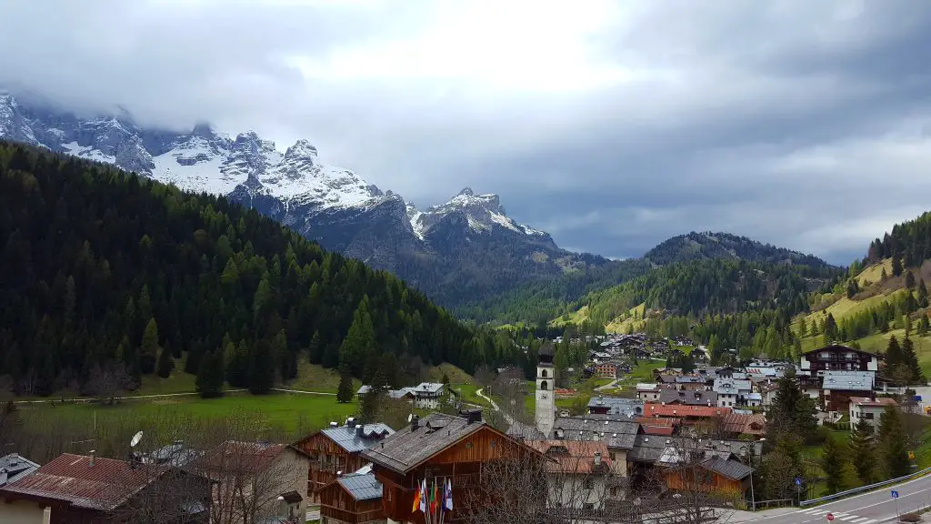 Dolomites Italy things to do - hikes in Dolomites mountains Italy