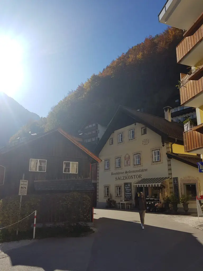 How far is parking from Hallstatt town