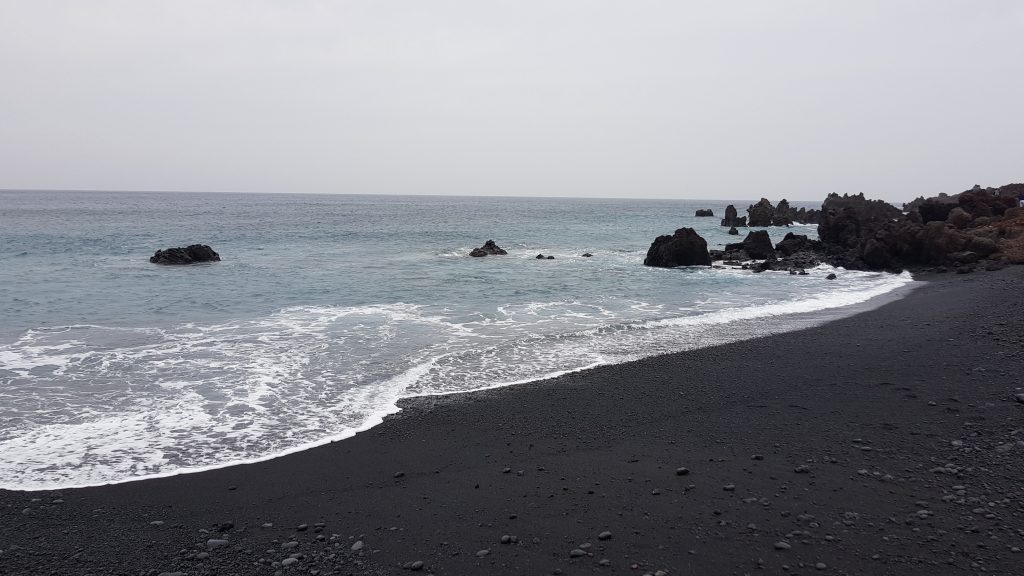 Best beaches in Lanzarote - Playa Montaña Bermeja