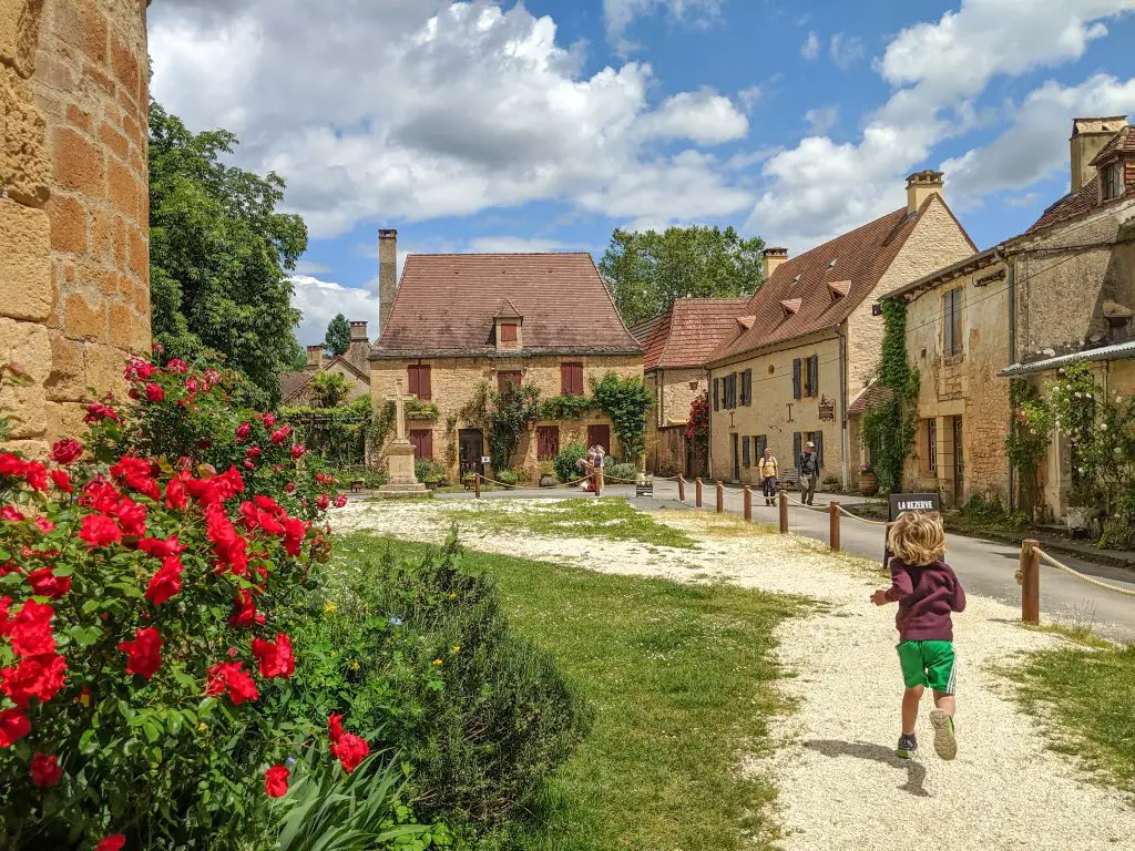 Warm places in spring in Europe - Saint-Léon-sur-Vézère