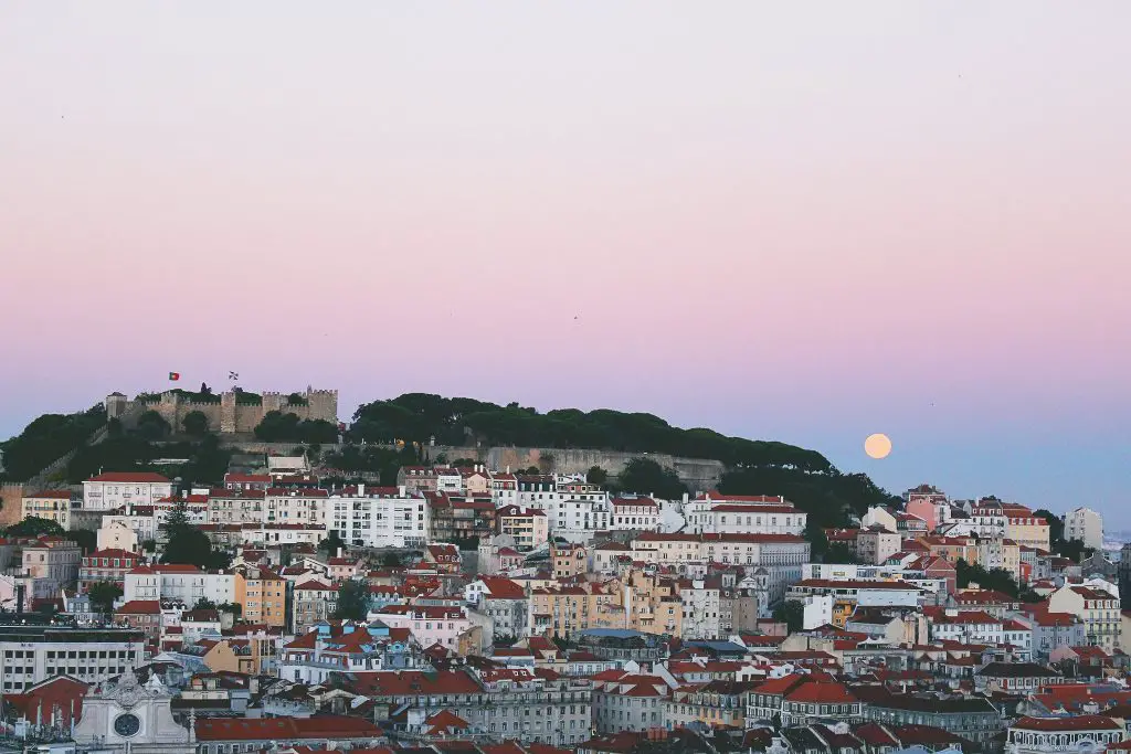 Where is warm in April in Europe - spring in Lisbon