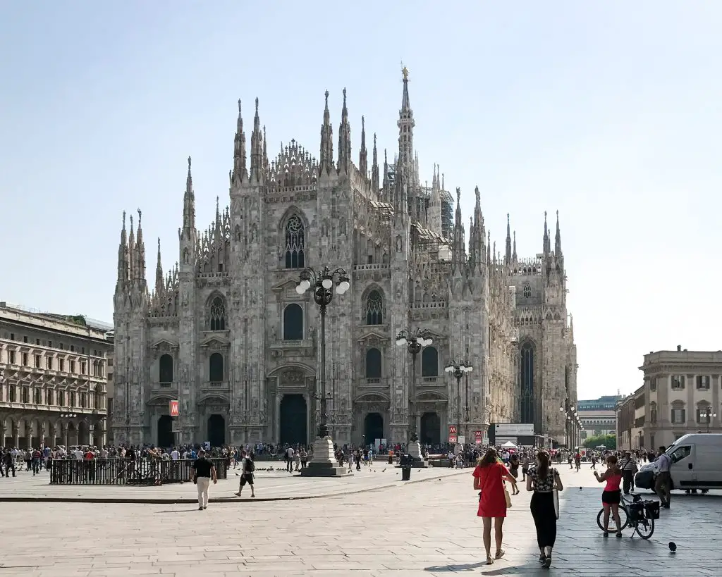 Amazingly stunning European squares - Duomo Square, Milan