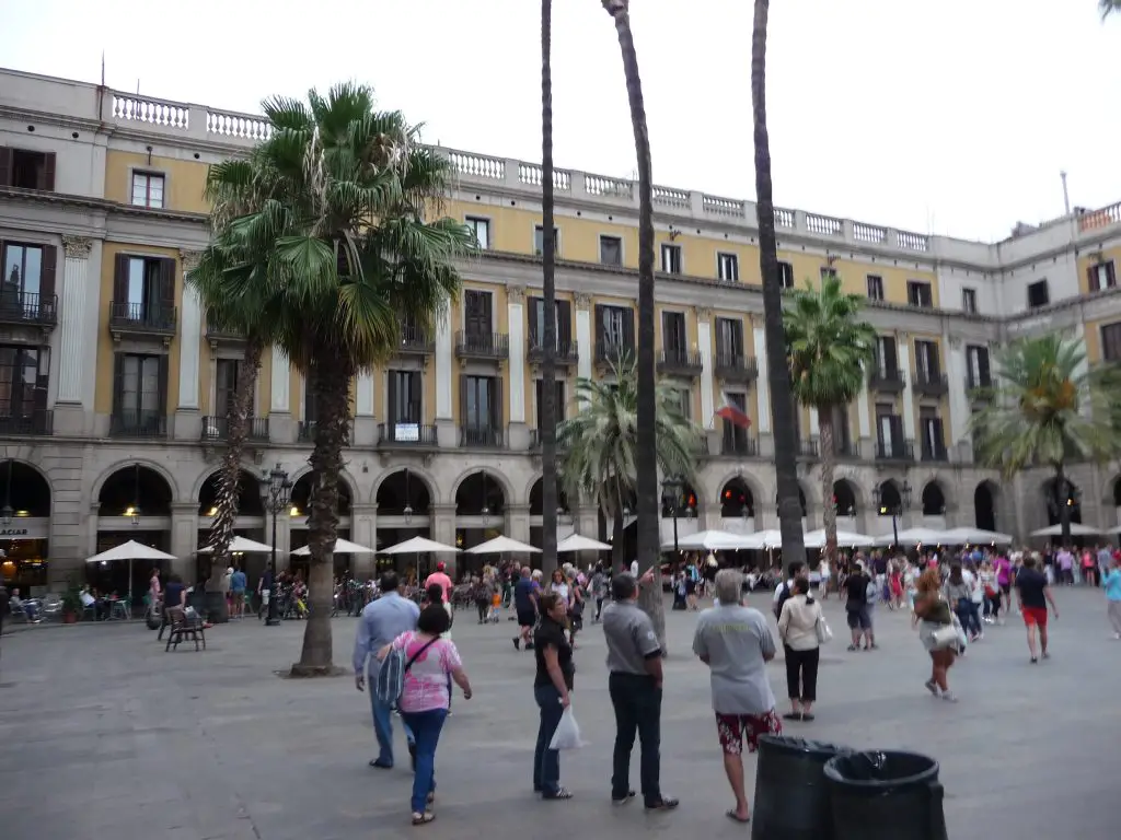 Amazingly stunning European squares - Plaça Reial, Barcelona