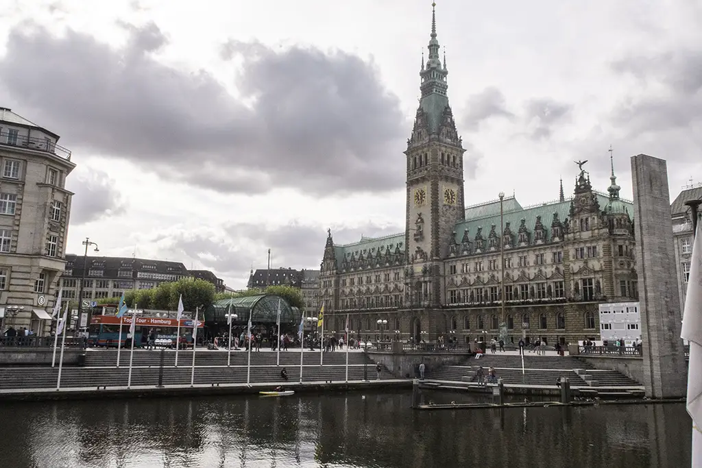 Amazingly stunning European squares - Rathausmarkt, Hamburg