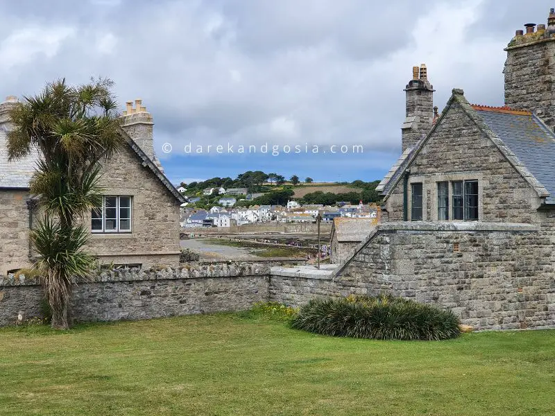 Who lives in the castle on St Michaels Mount